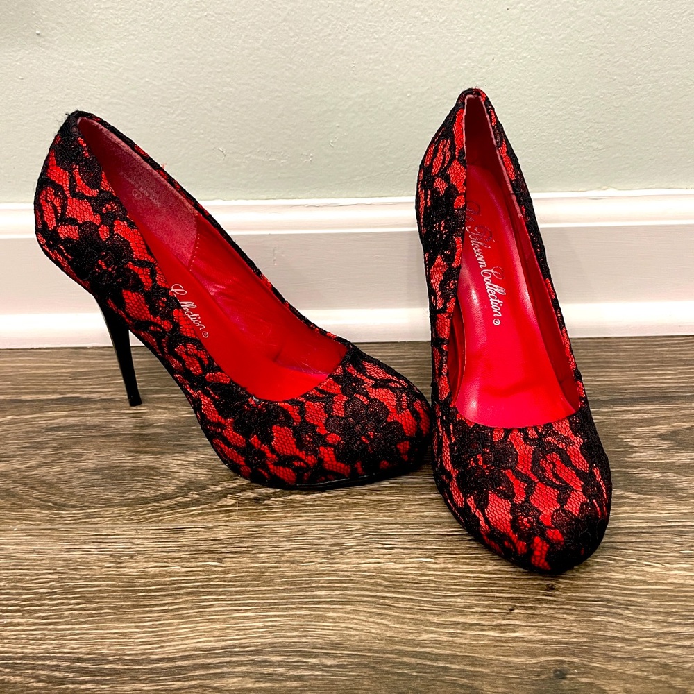 Red and black lace size 7 De Blossom Collection High Heels